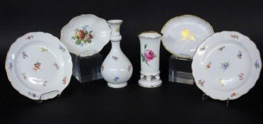 A LOT OF 6 MEISSEN PORCELAIN ITEMS 19th/20th century 2 plates (diameter 17.5 cm) and a