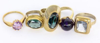 A LOT OF 5 LADIES RINGS 333/000 yellow gold with different gems totalling approximately 32