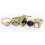A LOT OF 5 LADIES RINGS 333/000 yellow gold with different gems totalling approximately 32