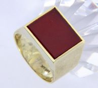 A MEN'S RING 585/000 yellow gold with carnelian. Ring size 61, gross weight approx. 10.6