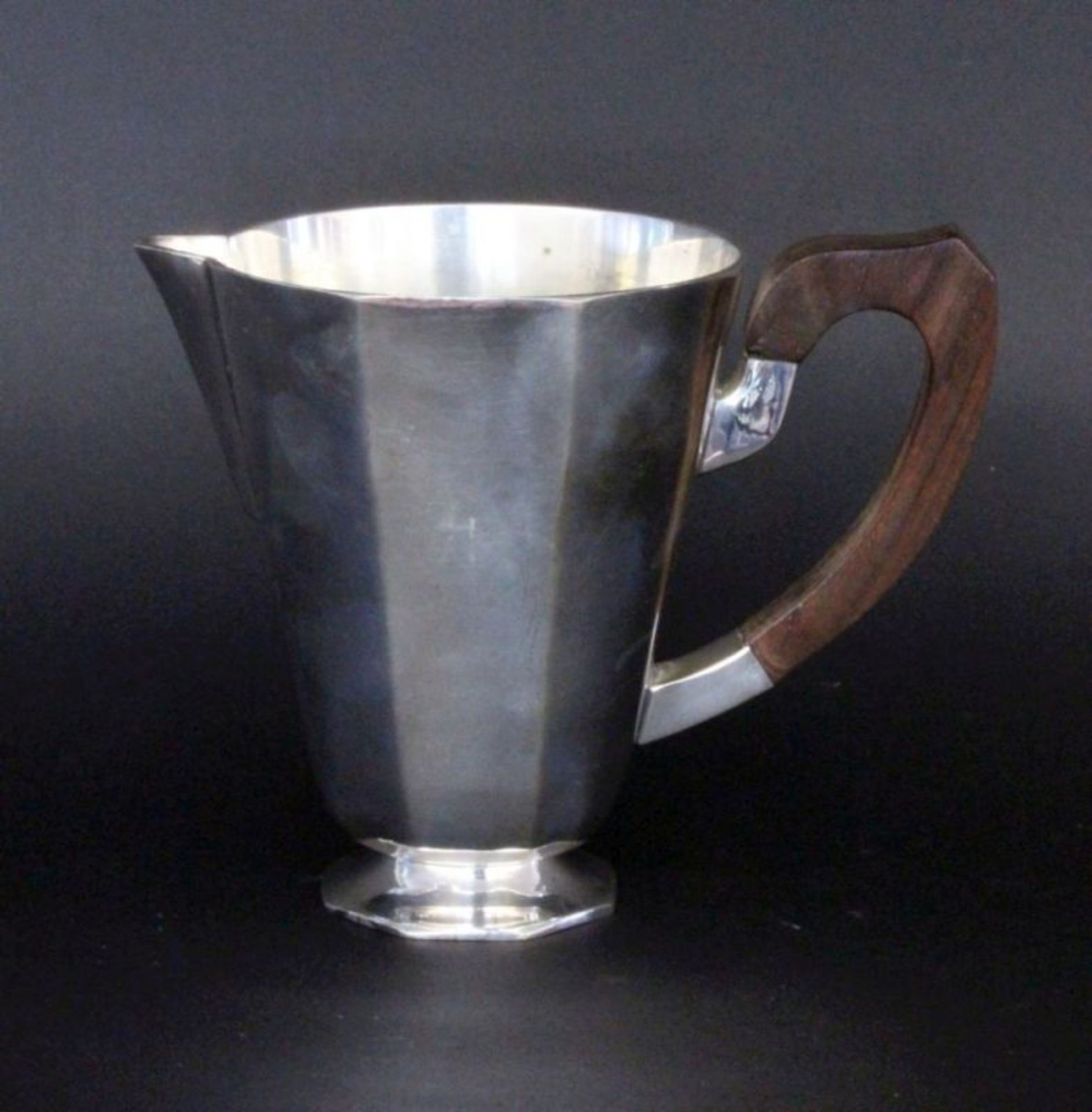 AN ART DECO JUG Silver-plated metal with wooden handle. 17cm high: Keywords: varia, collectibles,