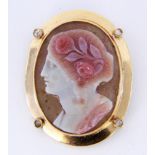 A CAMEO Brooch with finely cut cameo made from agate. 750/000 red gold setting with 4