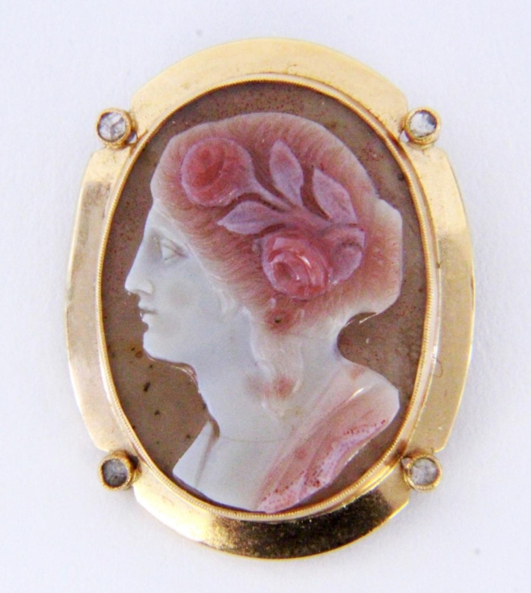 A CAMEO Brooch with finely cut cameo made from agate. 750/000 red gold setting with 4