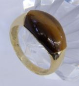 A LADIES RING 585/000 yellow gold with tiger's eye. Ring size 53, gross weight approx. 4.3