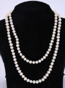 A NECKLACE WITH BAROQUE PEARLS, endless. Length 93 cm, diameter 7 mm. Keywords: jewellery,