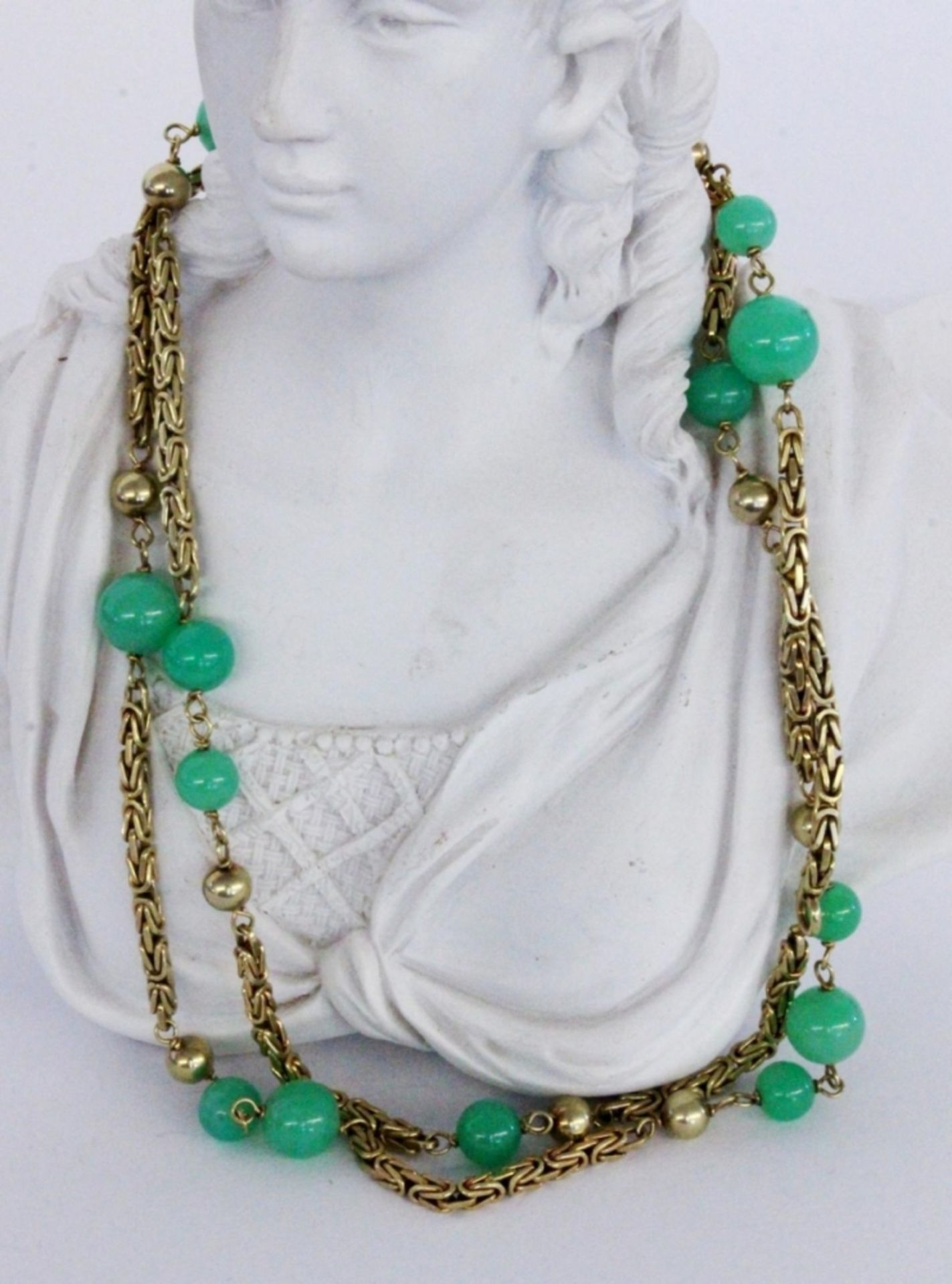 A BYZANTINE CHAIN 585/000 yellow gold with interlinks in gold and chrysoprase. 77.5 cm