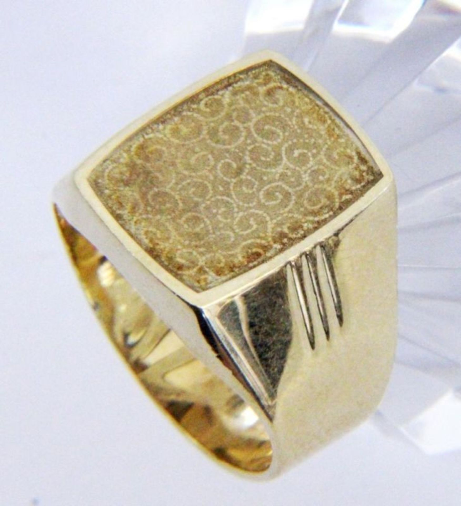 A MEN'S RING 585/000 yellow gold. Ring size 61, gross weight approx. 7.8 grams. Keywords: