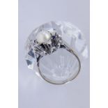 A FLOWER-SHAPED LADIES' RING 585/000 white gold with cultured pearl, brilliant cut