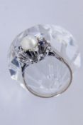 A FLOWER-SHAPED LADIES' RING 585/000 white gold with cultured pearl, brilliant cut