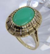 A LADIES RING 585/000 yellow gold with chrysoprase. Ring size 57, gross weight approx. 7.5