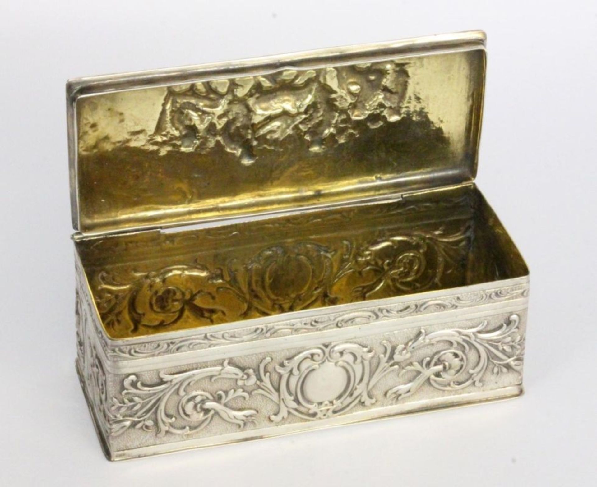 A SILVER TOBACCO BOX German circa 1900 800/000 silver with gilt interior. Rectangular - Bild 2 aus 2