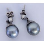 A PAIR OF STUD EARRINGS WITH BEAUTIFUL TAHITIAN PEARLS 585/000 white gold. Pearls approx.