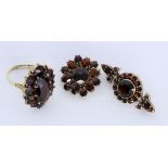 A LOT OF 3 GARNET JEWELLERY PIECES A brooch and ring, 333/000 yellow gold, ring size 51.5
