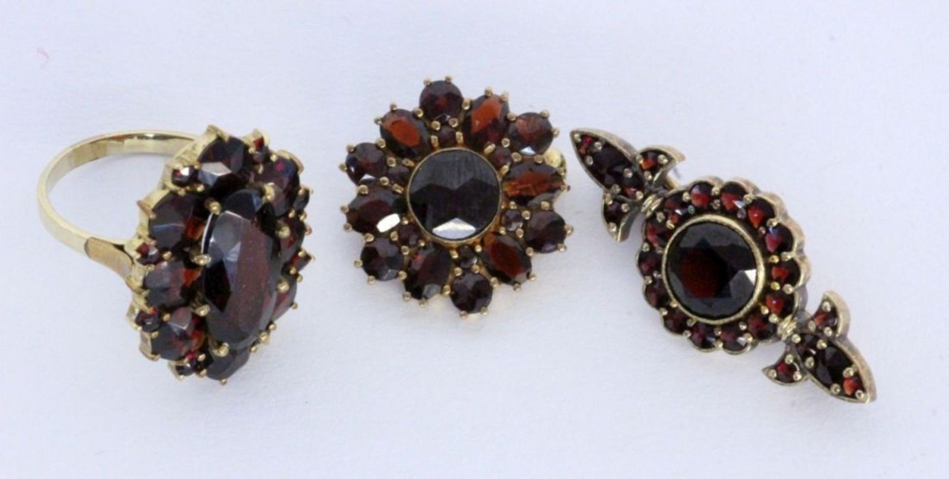 A LOT OF 3 GARNET JEWELLERY PIECES A brooch and ring, 333/000 yellow gold, ring size 51.5