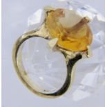 A LADIES RING 585/000 yellow gold with citrine. Ring size 54, gross weight approx. 9