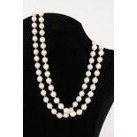 A PEARL NECKLACE, endless. Length approx. 85 cm, diameter approx. 8 mm. Keywords: