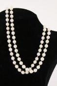 A PEARL NECKLACE, endless. Length approx. 85 cm, diameter approx. 8 mm. Keywords: