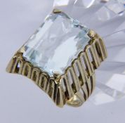 A LADIES RING 585/000 yellow gold with aquamarine. Ring size 57, gross weight approx. 8.7