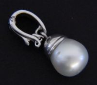 A PENDANT WITH CLIP 585/000 white gold with South Sea pearl measuring approx. 12 mm. 3 cm long,