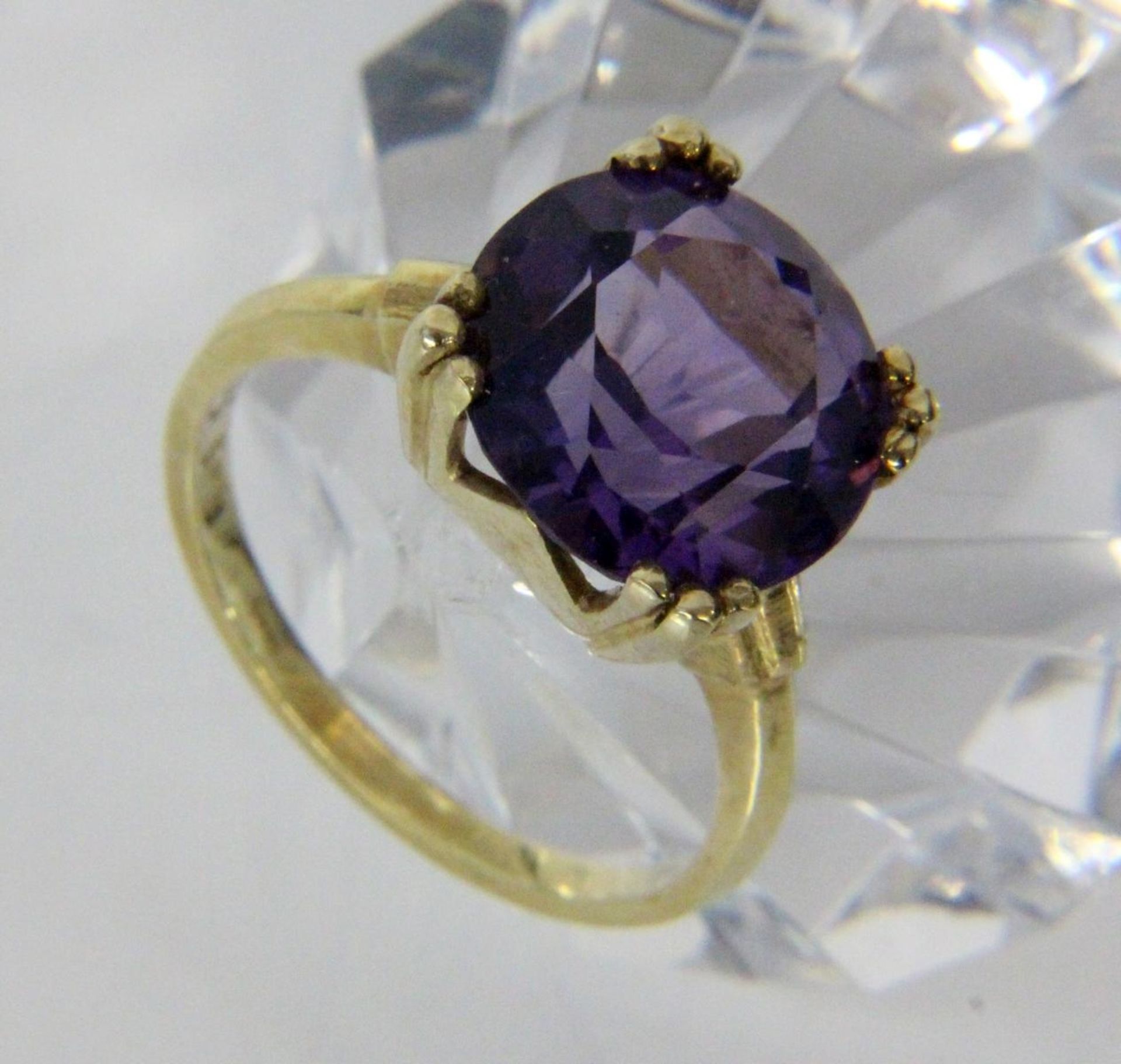 DAMENRING585/000 Gelbgold mit Amethyst und Diamanten. Ringgr. 55, Brutto ca. 5,5gA LADIES RING 585/