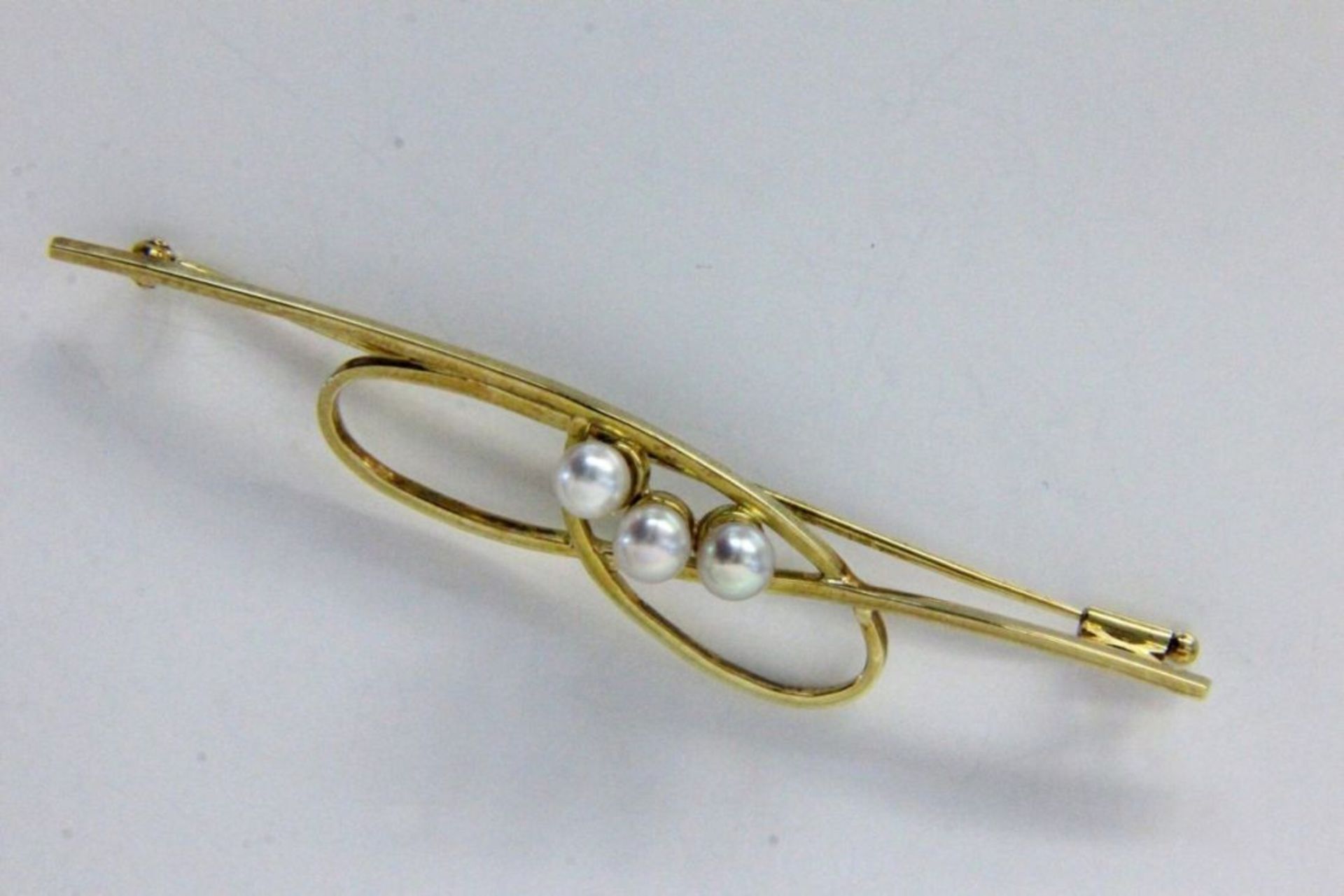 STABBROSCHE585/000 Gelbgold mit 3 Zuchtperlen. L.75mm, Brutto ca. 6gA BAR BROOCH 585/000 yellow gold