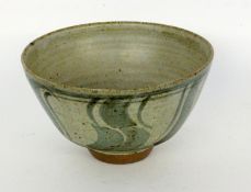 CHAWANJapan Glasierte Keramik. Tief gemuldete Kumme mit Blaumalerei. H.13cm, D.22cm. Am Lippenrand