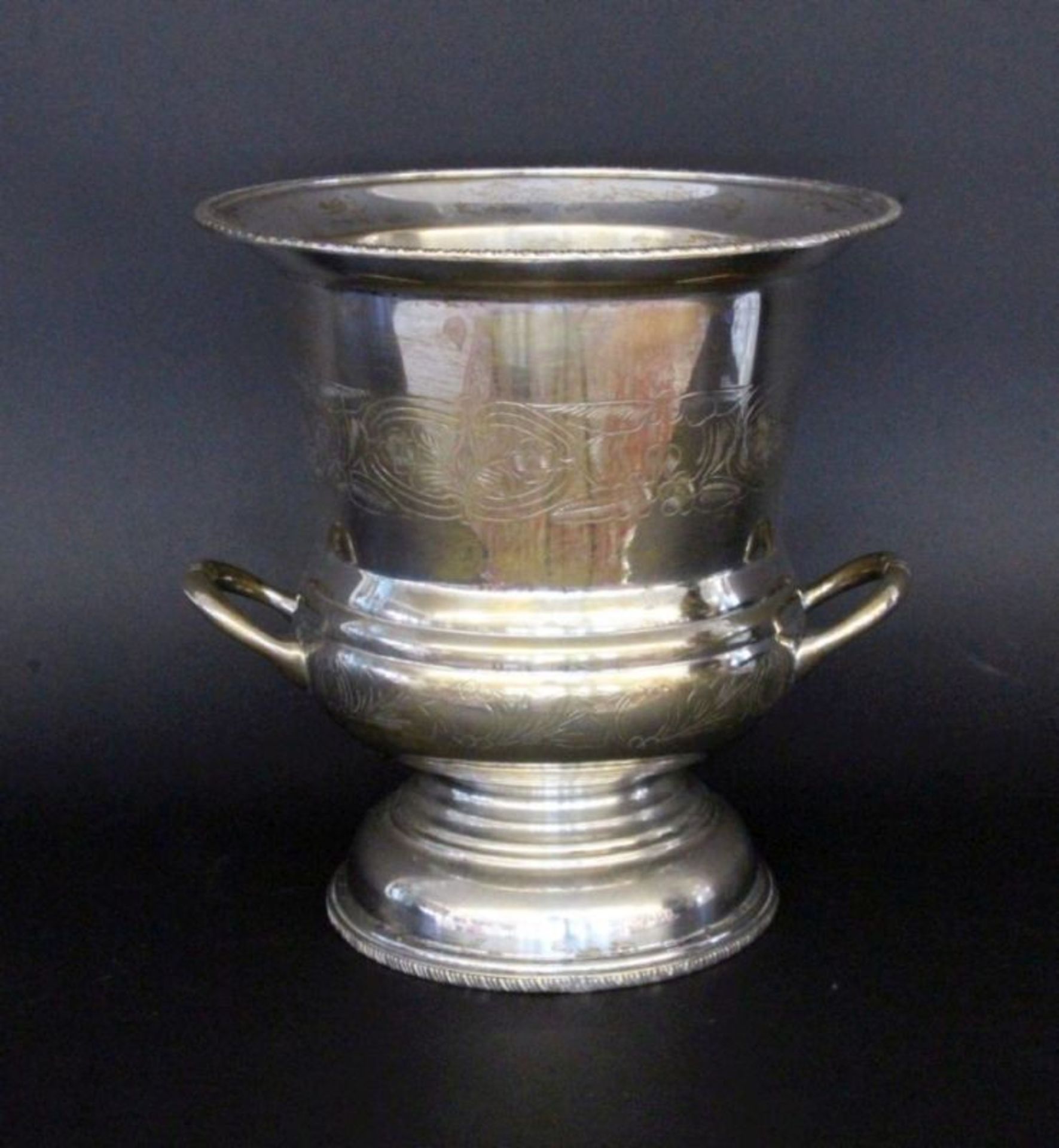 CHAMPAGNERKÜHLERVersilbertes Metall. Kraterform mit graviertem Dekor und Handhaben. H.25cm.