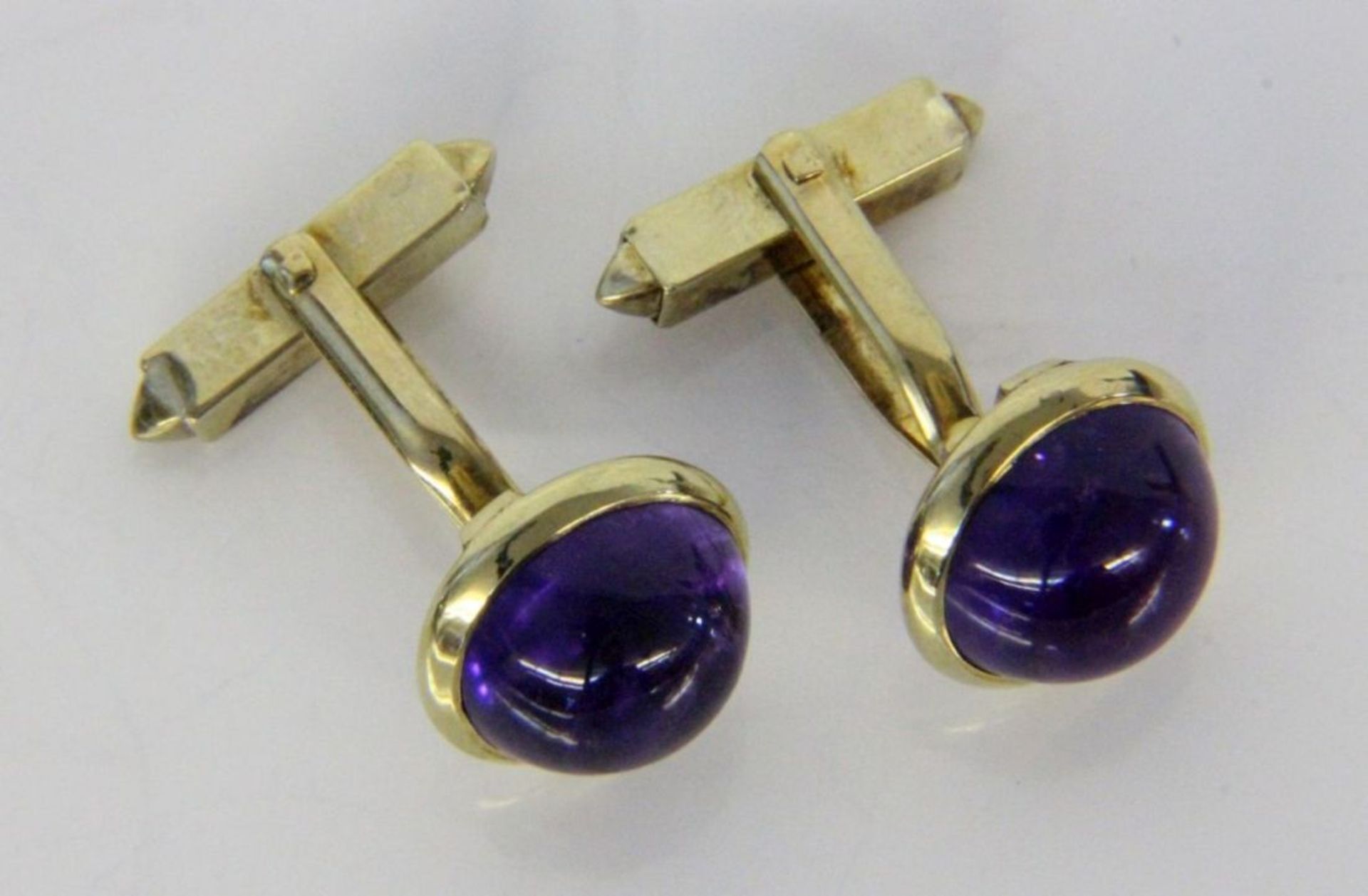 PAAR MANSCHETTENKNÖPFE585/000 Gelbgold mit Amethysten. Brutto ca. 9,37gA PAIR OF CUFF LINKS 585/