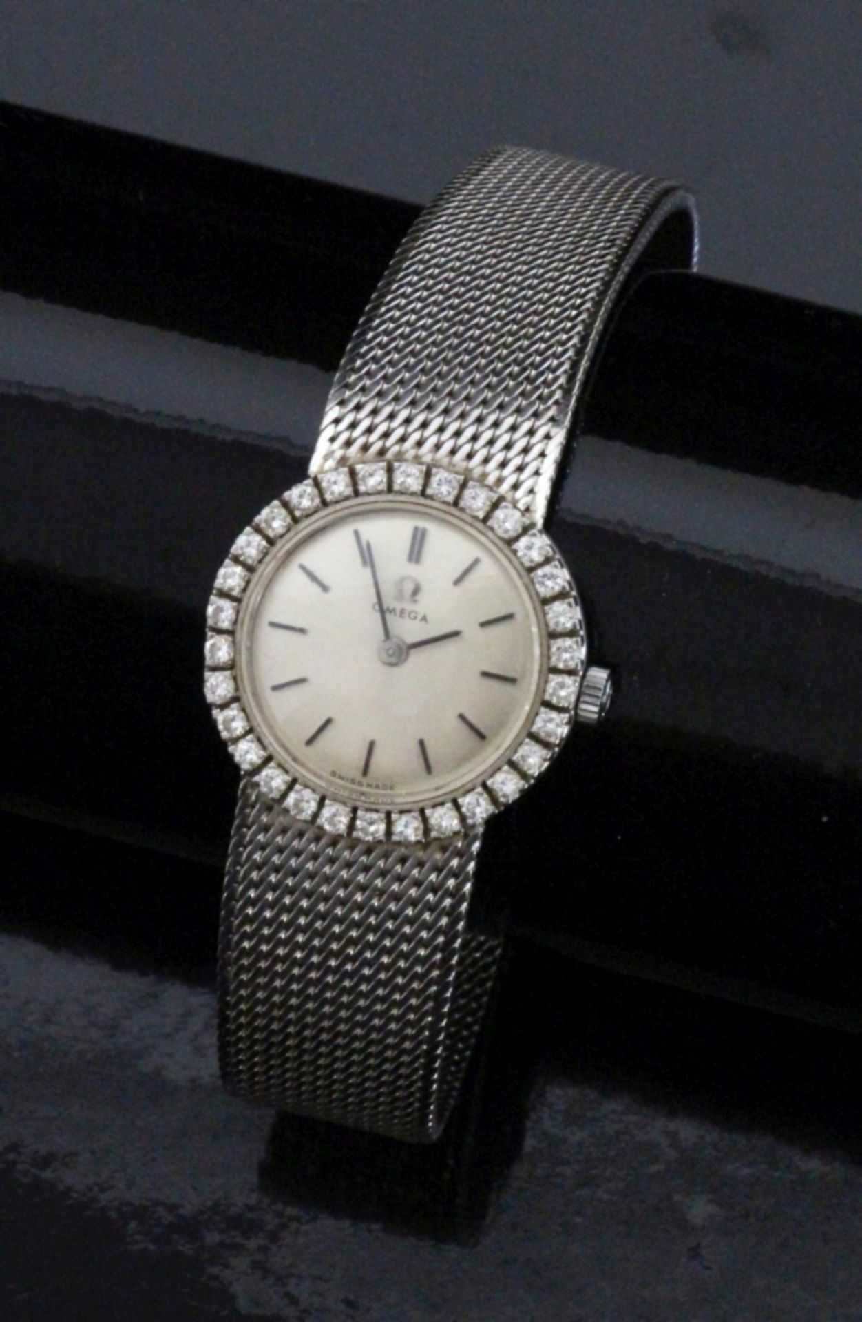 OMEGA DAMENARMBANDUHR750/000 Weissgold mit Milanaise Armband und Brillantkranz. Mechanisches Werk