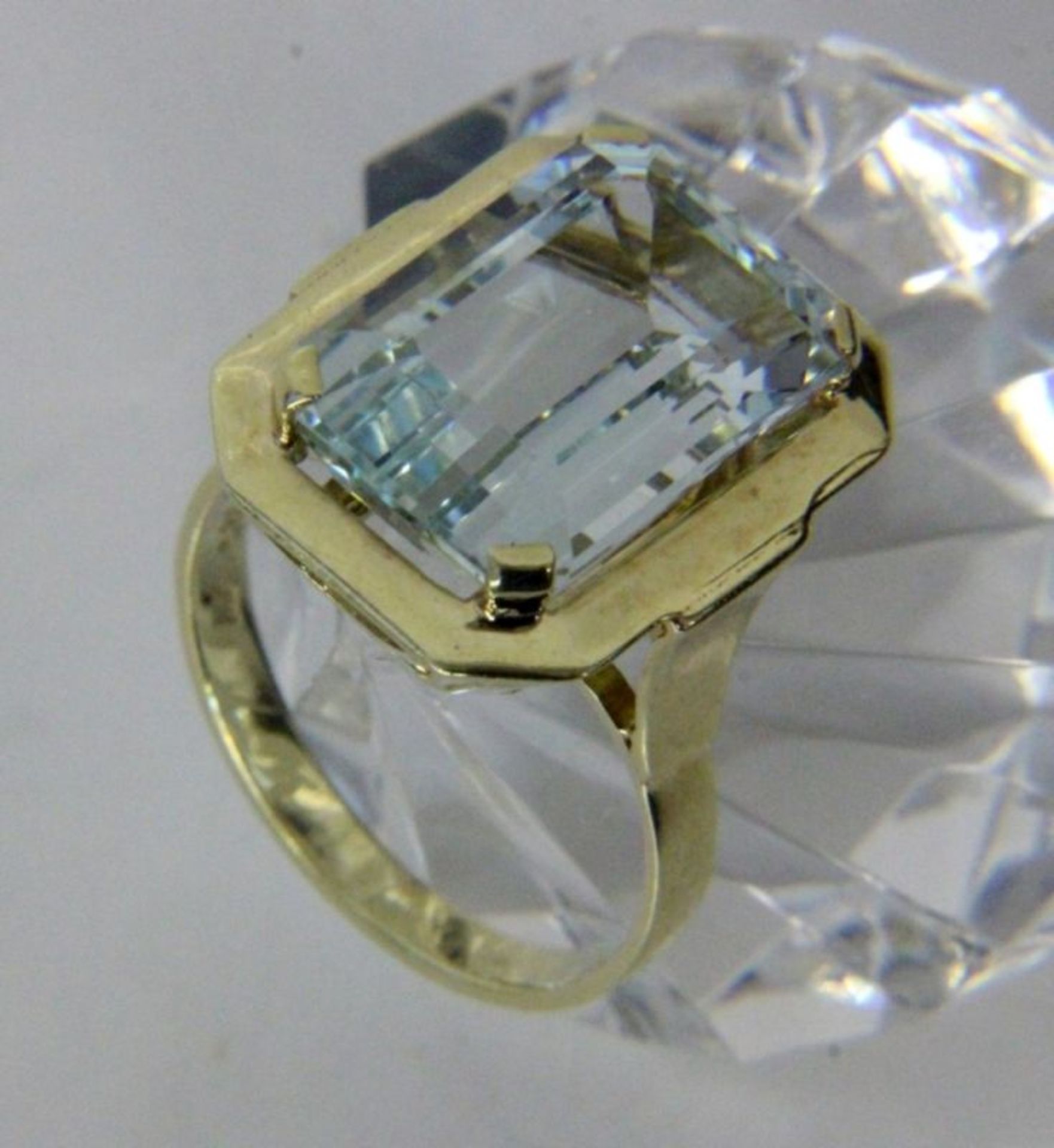 DAMENRING585/000 Gelbgold mit grossem Aquamarin von ca. 16x10,5x8mm. Ringgr. 55, Brutto ca. 7,1gA