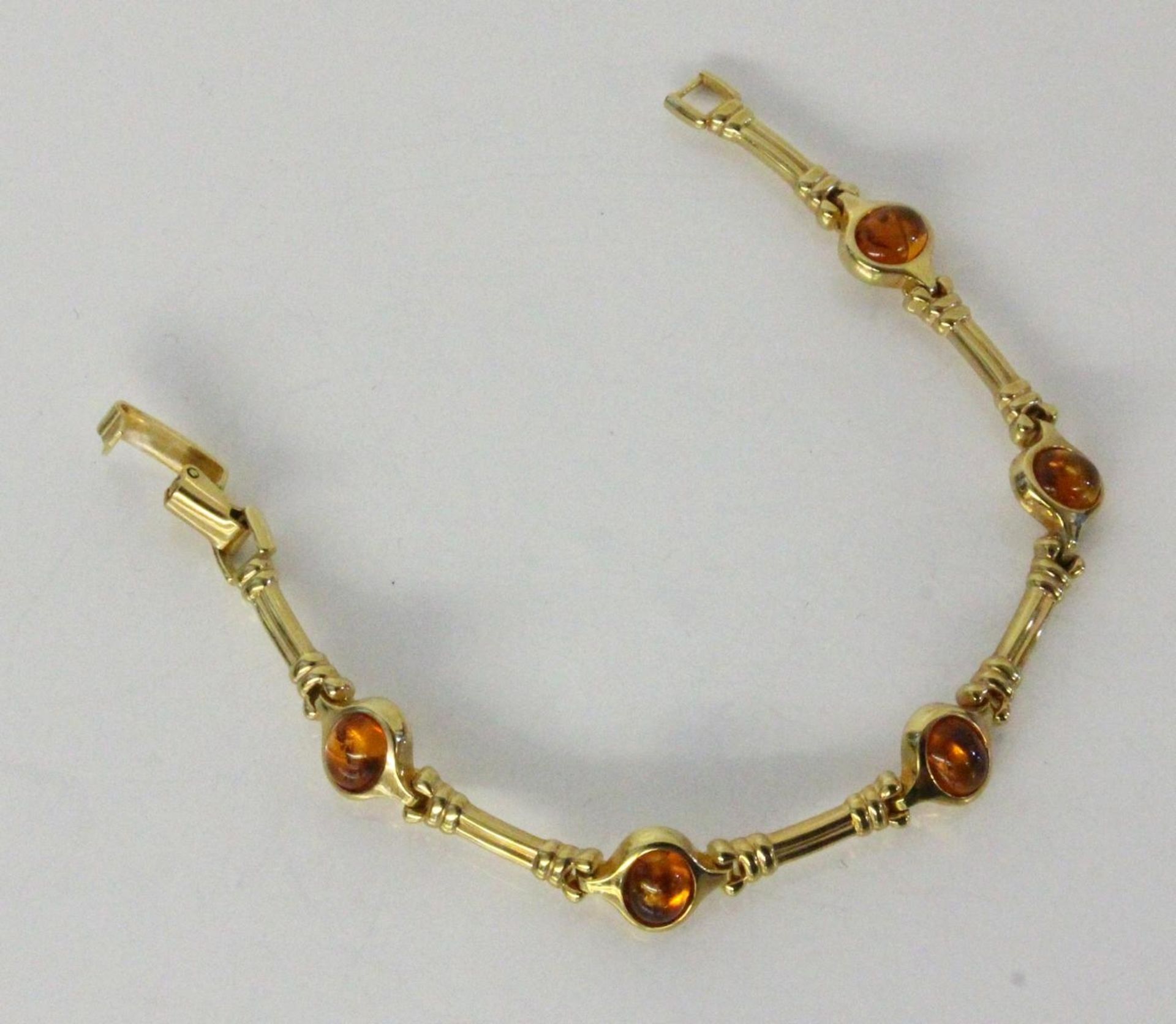 ARMBANDDoublé mit Bernsteinen. L.15cmA BRACELET Rolled gold with ambers. 15 cm long. Keywords: