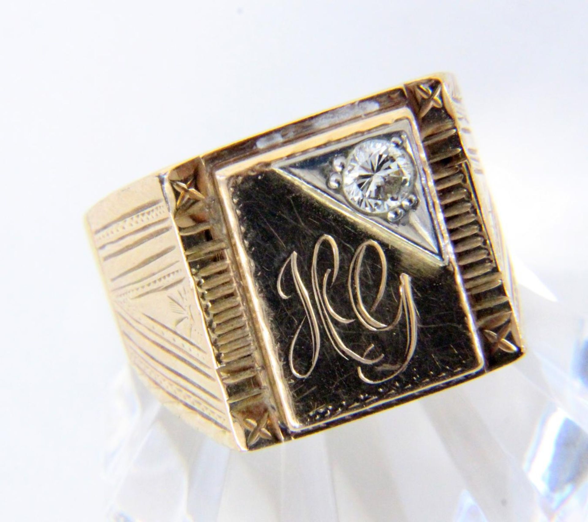 HERRENRING585/000 Gelb- und Weissgold mit Brillant von ca. 0,25ct. Graviertes Monogramm H.G.;