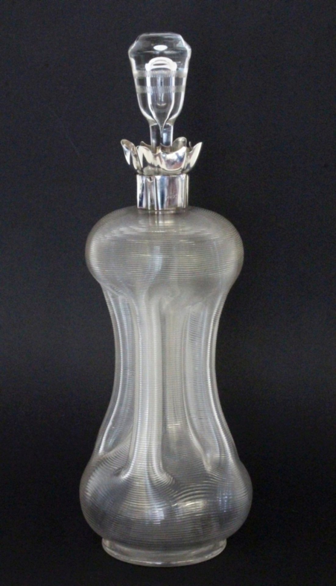 GLUCKERFLASCHELondon 1892 Farbloses Glas mit Fadendekor. Halsmanschette 925/000 Sterling Silber. Mit