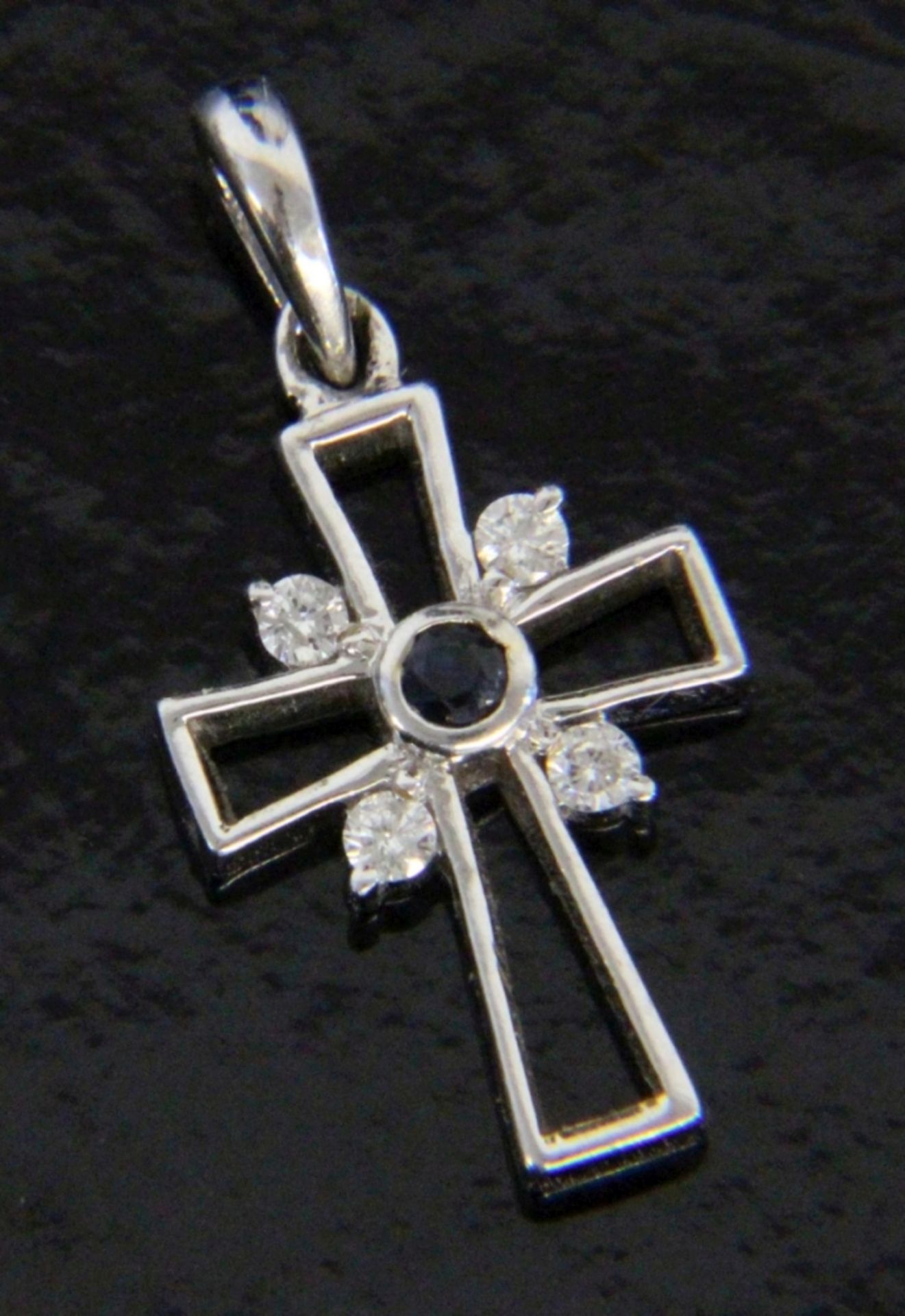 KREUZANHÄNGER750/000 Weissgold mit Saphir und 2 Diamanten. Ca. 10x20mmA CROSS PENDANT 750/000