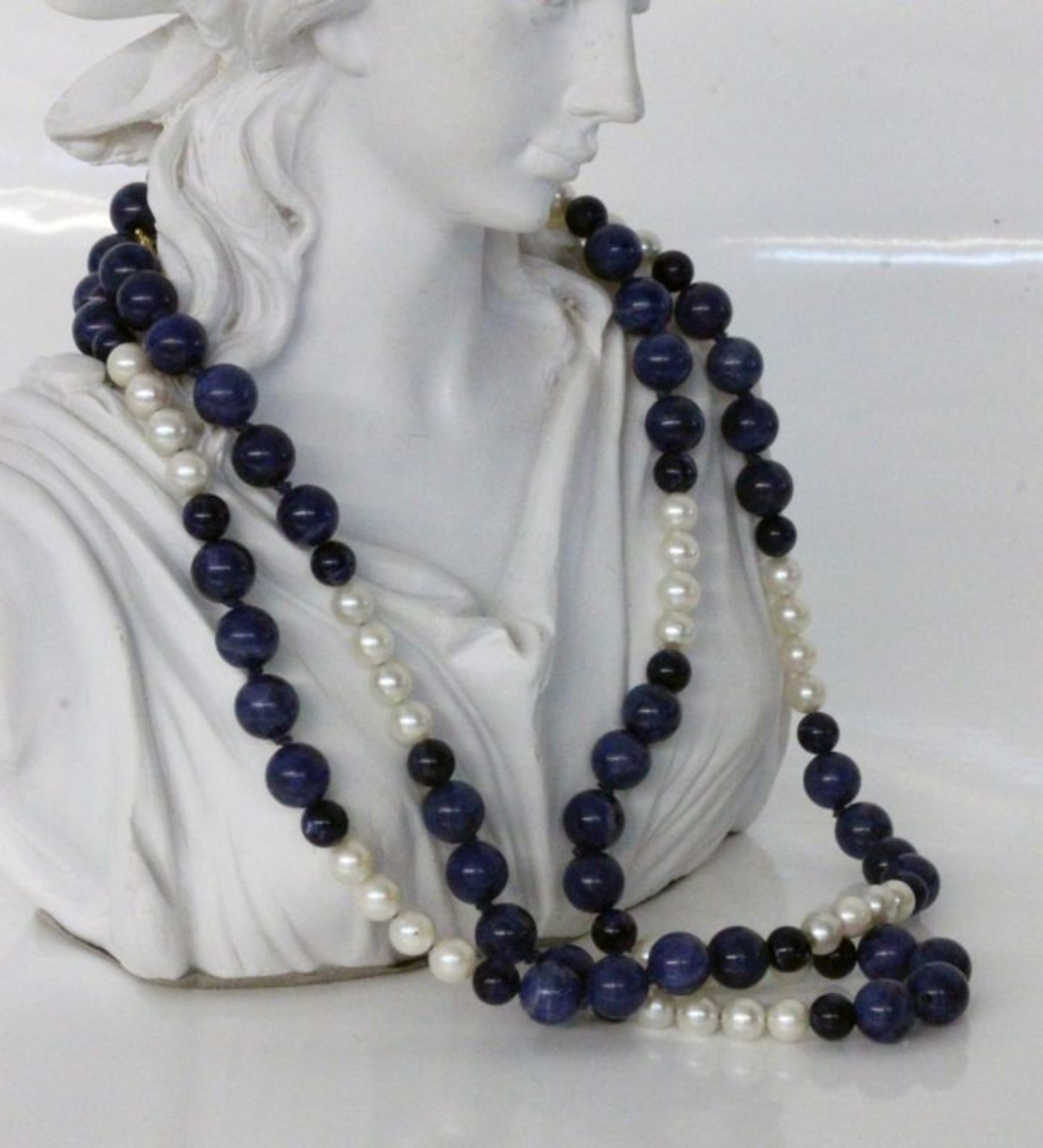 HALKETTE MIT LAPISLAZULI UND ZUCHTPERLENSchliesse vergoldet. L.80cmA NECKLACE WITH LAPIS LAZULI