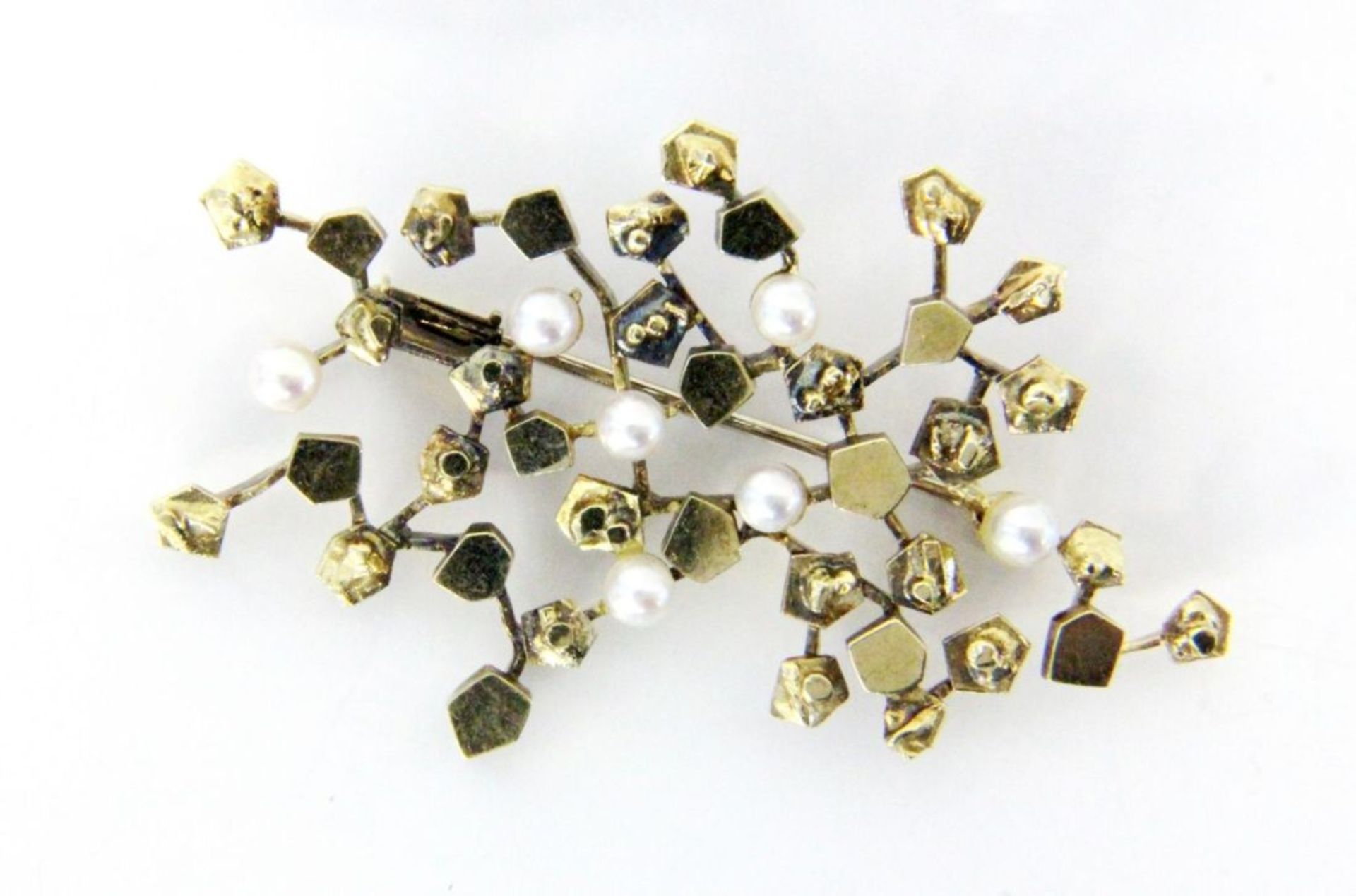 DESIGNER BROSCHE585/000 Gelbgold mit Zuchtperlen. 55x30mm, Brutto ca. 9,4gA DESIGNER BROOCH 585/