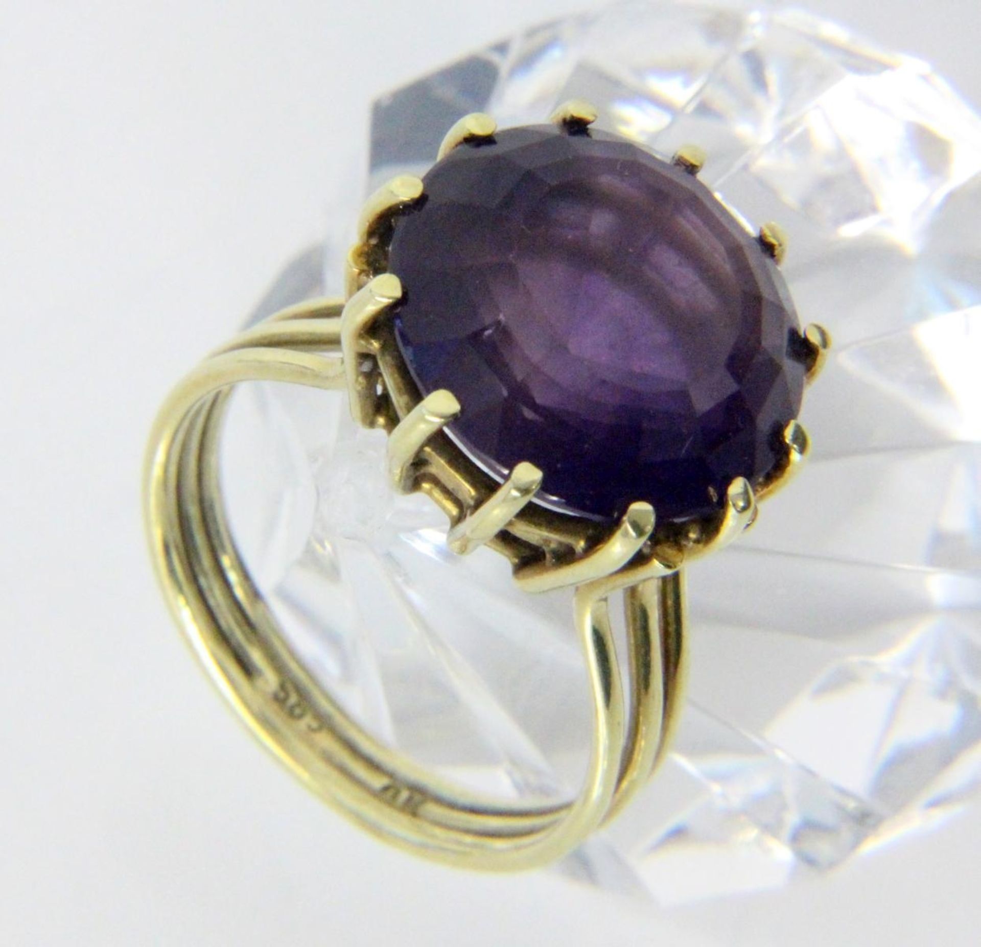 DAMENRING585/000 Gelbgold mit Amethyst. Ringgr. 56, Brutto ca. 57gA LADIES RING 585/000 yellow