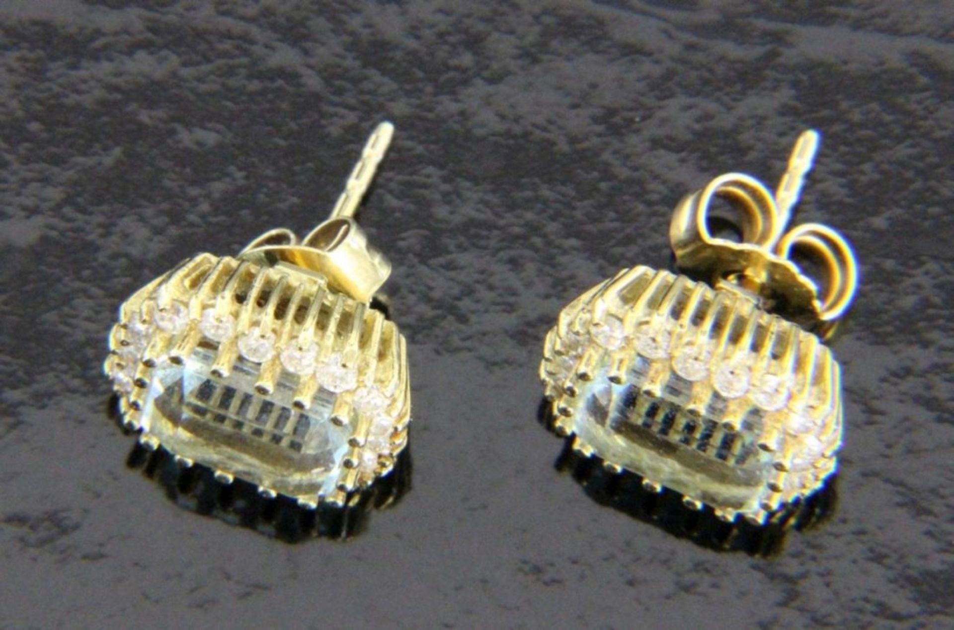 PAAR OHRSTECKER585/000 Gelbgold mit feinen Aquamarinen und Brillanten von zus. ca. 0,3ct. 12x10mm,