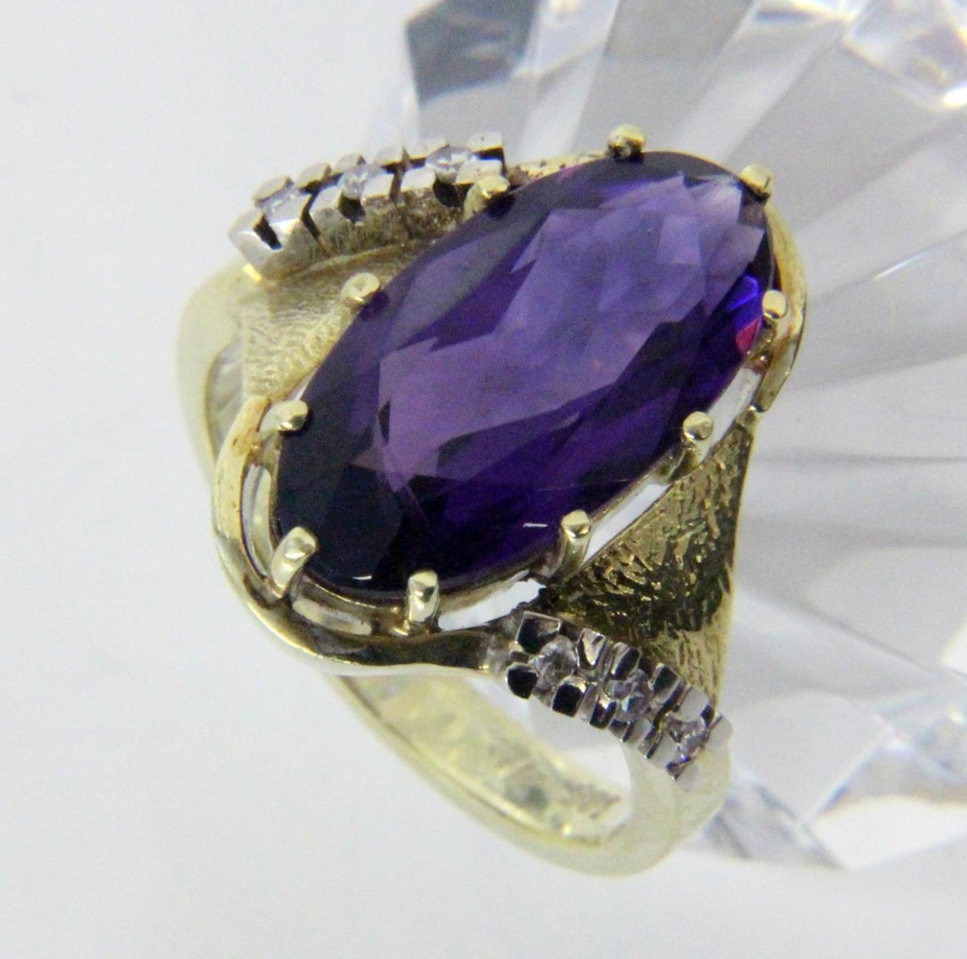 DAMENRING585/000 Gelbgold mit Amethyst und Diamanten. Ringgr. 57, Brutto ca. 8,1g.A LADIES RING