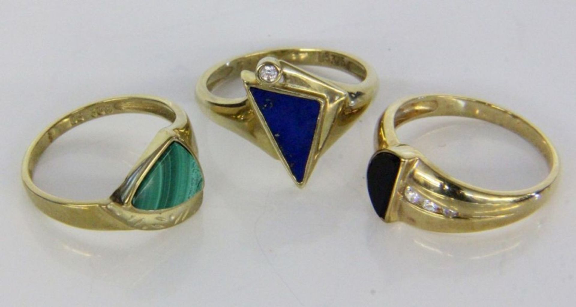 LOT VON 3 DAMENRINGEN333/000 Gelbgold. Brutto ca. 7,58gA LOT OF 3 LADIES RINGS 333/000 yellow