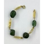 ARMBAND MIT JADENUGGETS585/000 Gelbgold. L.18cmA BRACELET WITH JADE NUGGETS 585/000 yellow gold.