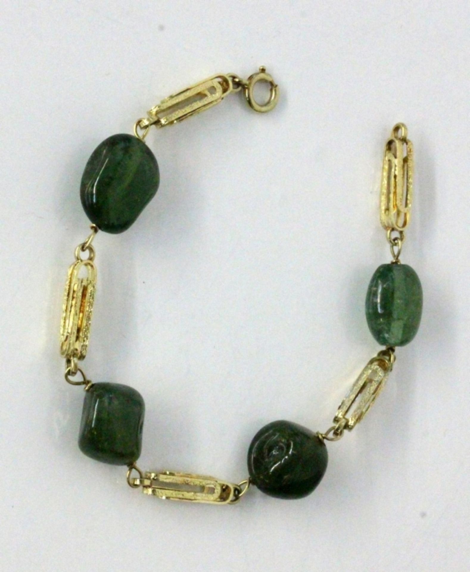 ARMBAND MIT JADENUGGETS585/000 Gelbgold. L.18cmA BRACELET WITH JADE NUGGETS 585/000 yellow gold.