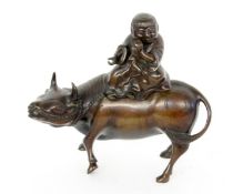 BÜFFELREITERChina Patinierte Bronze. Flötespielender Knabe auf einem Wasserbüffel reitend. (Flöte