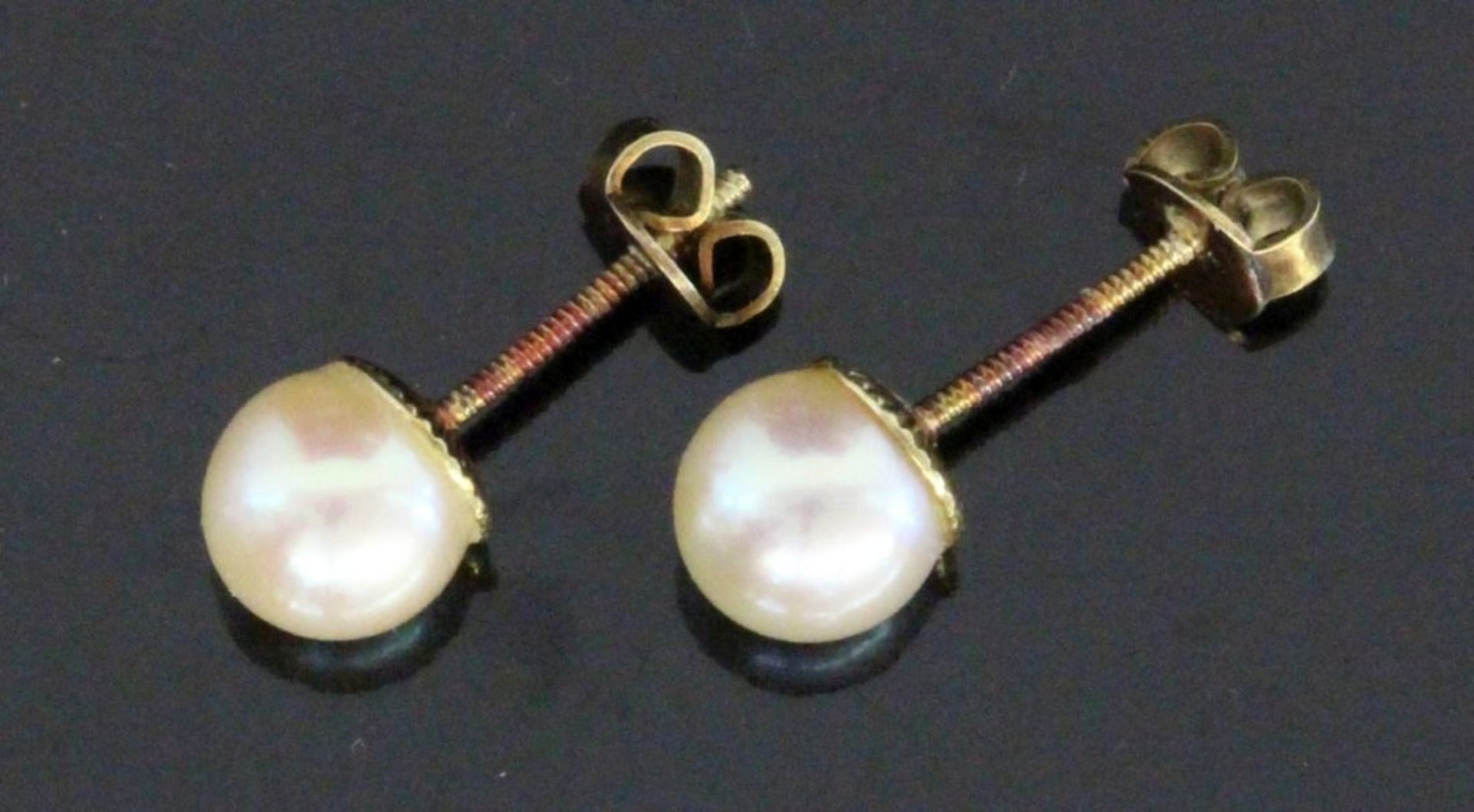 PAAR PERLEN-OHRSTECKER585/000 Gelbgold. D. 7mmA PAIR OF PEARL STUD EARRINGS 585/000 yellow gold.