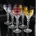 SATZ VON 6 RÖMERGeschliffenes Kristallglas mit farbiger Kuppa. H.20cmA SET OF 6 RUMMER GLASSES Cut