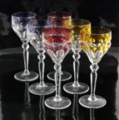 SATZ VON 6 RÖMERGeschliffenes Kristallglas mit farbiger Kuppa. H.20cmA SET OF 6 RUMMER GLASSES Cut