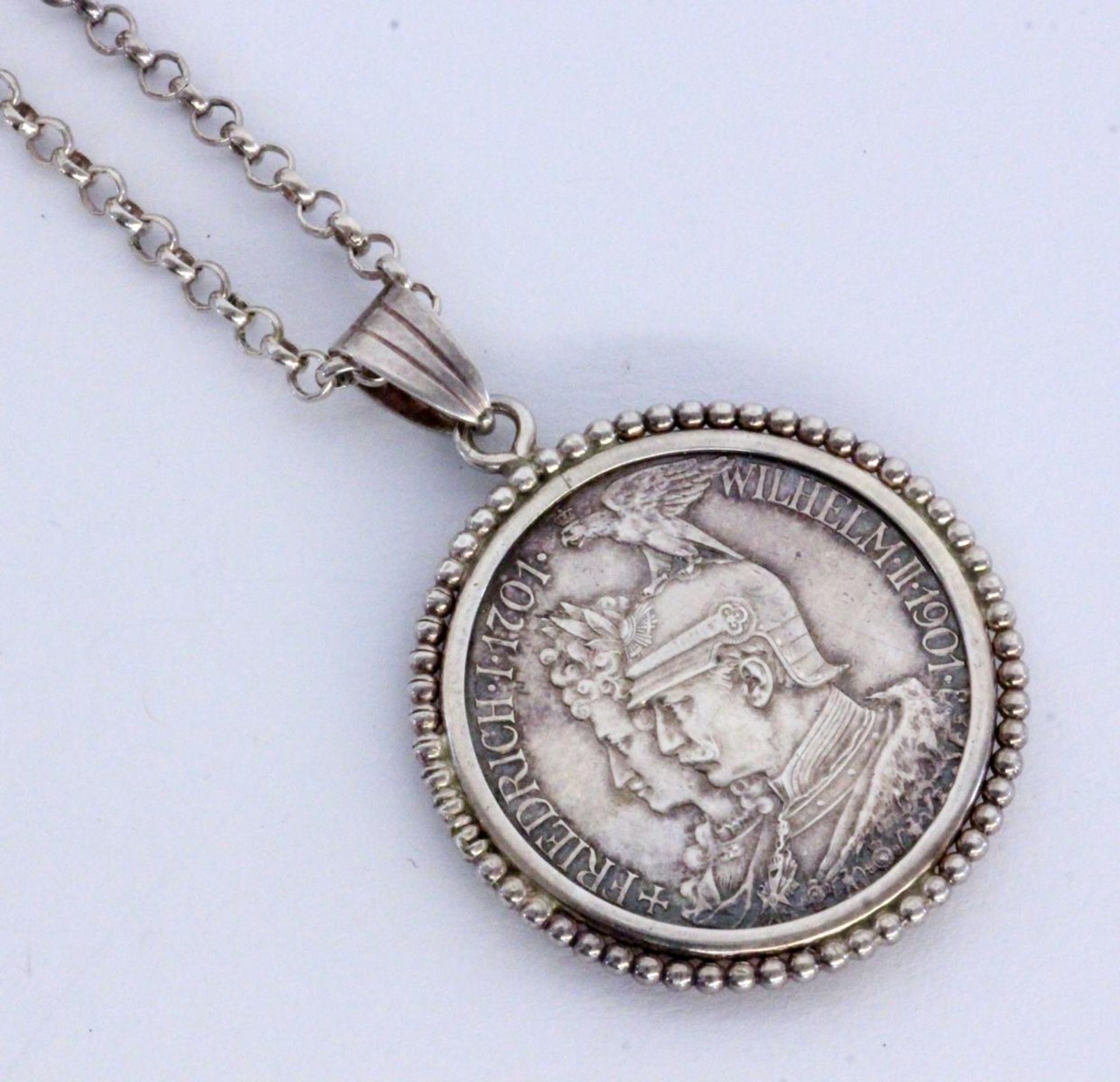 MÜNZANHÄNGER MIT KETTESilber. 2 Mark, Deutsches Reich 1901. Mit Kaiserpaar. Ca. 24g A COIN PENDANT