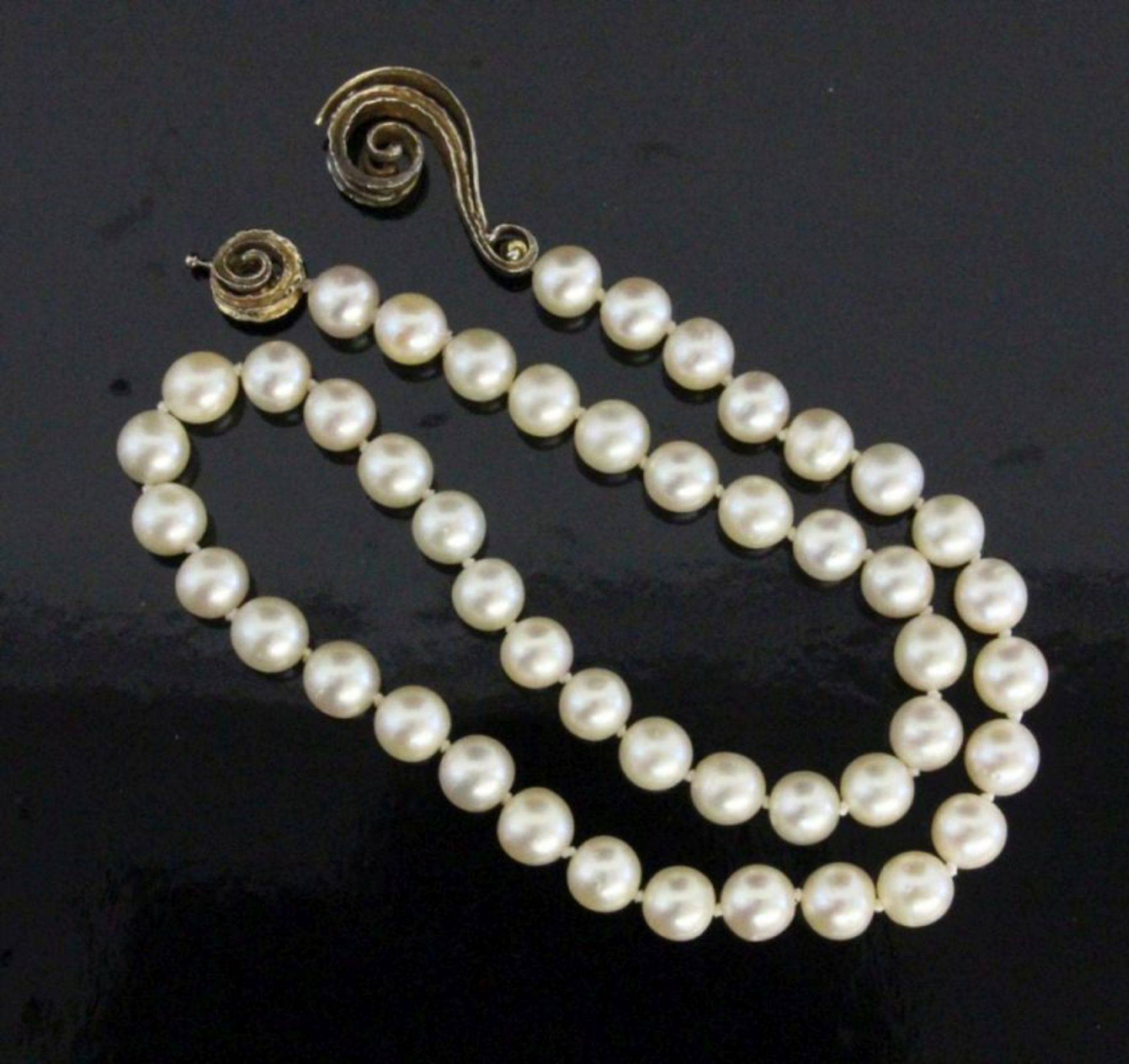 FEINE AKOYA PERLENKETTED. 9mm, L.50cm. Schliesse 750/000 Gelbgold.A FINE AKOYA PEARL NECKLACE