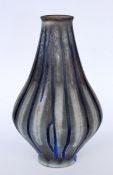 ZIERVASEKarlsruher Majolika, Fridegart Glatzle Vase mit Streifen. Um 1958-65 Werkstattnummer G 62,