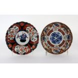 ZWEI IMARI TELLERJapan. Farbig bemalt. D.22cmTWO IMARI PLATES Japan. Painted in colour. Diameter